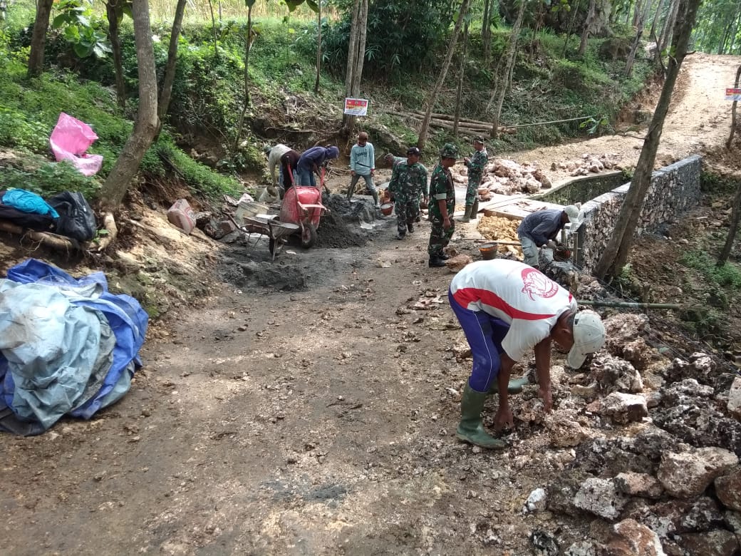 Keakraban Warga Dukung Proyek Fisik TMMD