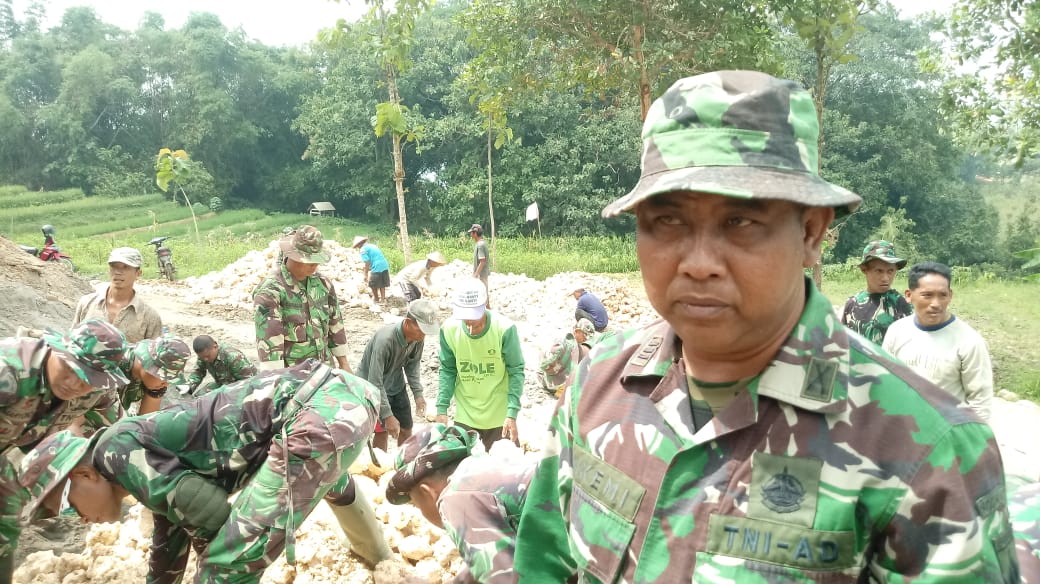 Warga Satu RT “Turun” Bantu di Pembangunan ”Mushola TMMD” Warga Satu RT “Turun” Bantu di Pembangunan ”Mushola TMMD”