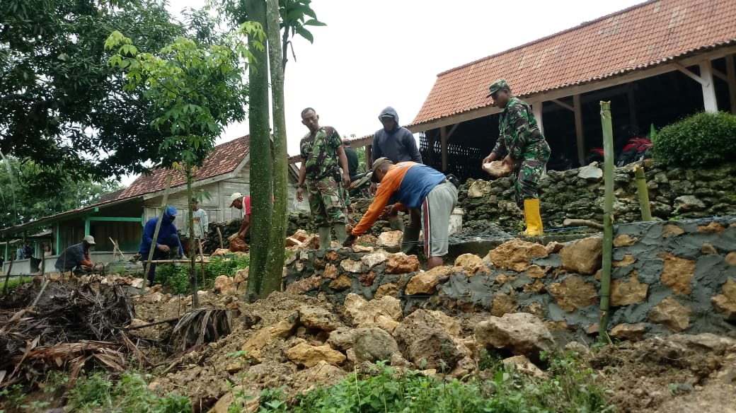 Tentara Berpacu Dengan Waktu, Talud Penolong Warga Dari Bahaya Longsor