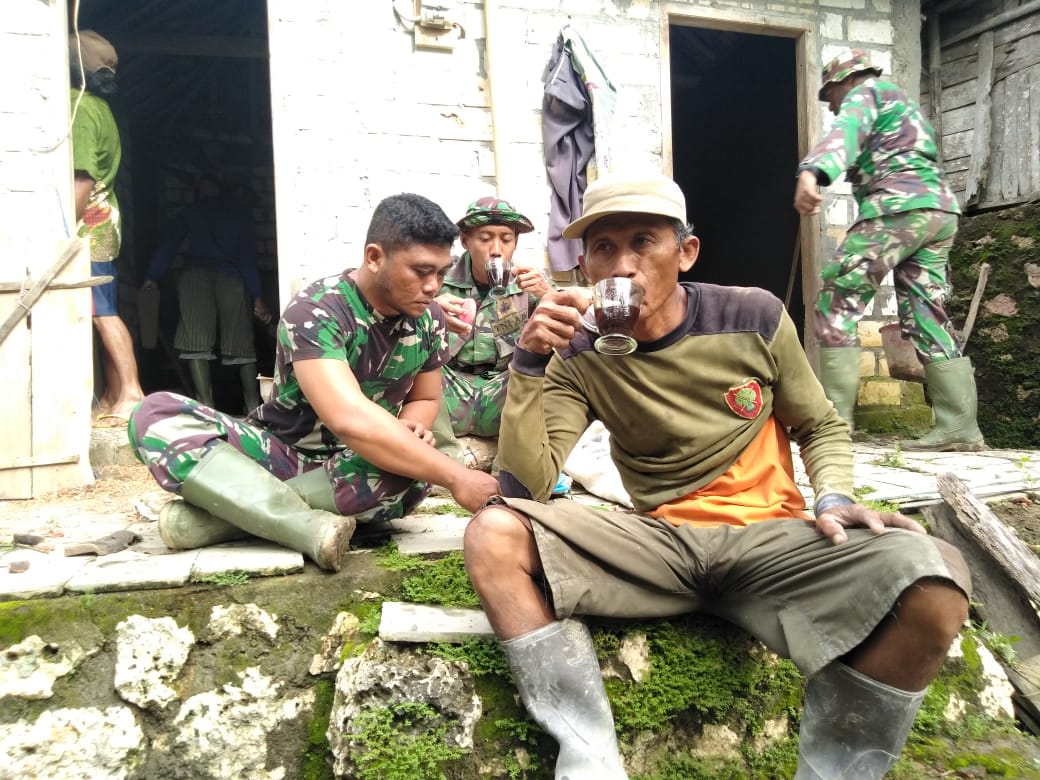 Secangkir Kopi Jadi Perekat Satgas TMMD Dan Warga