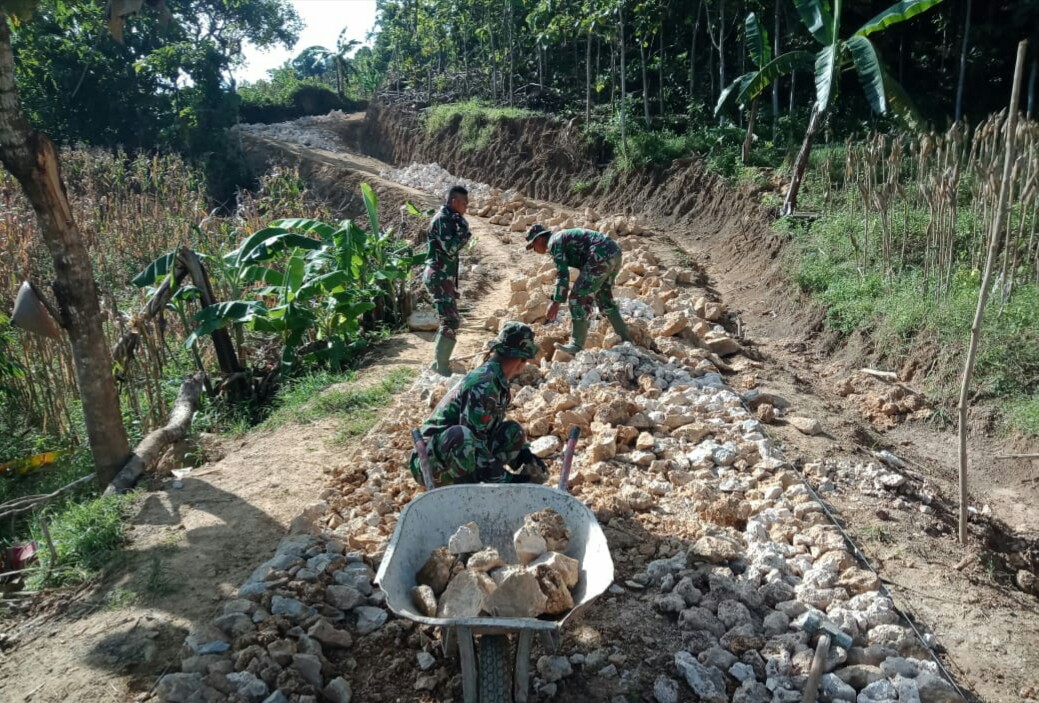 Jalan Makadan Sudah Mulai Nampak