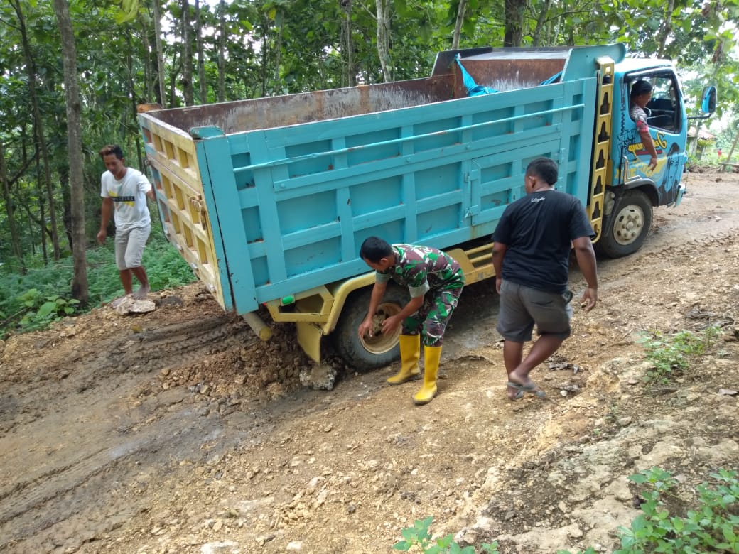 Droping Material di TMMD, Banyak Truk Yang Menjadi “Korban”