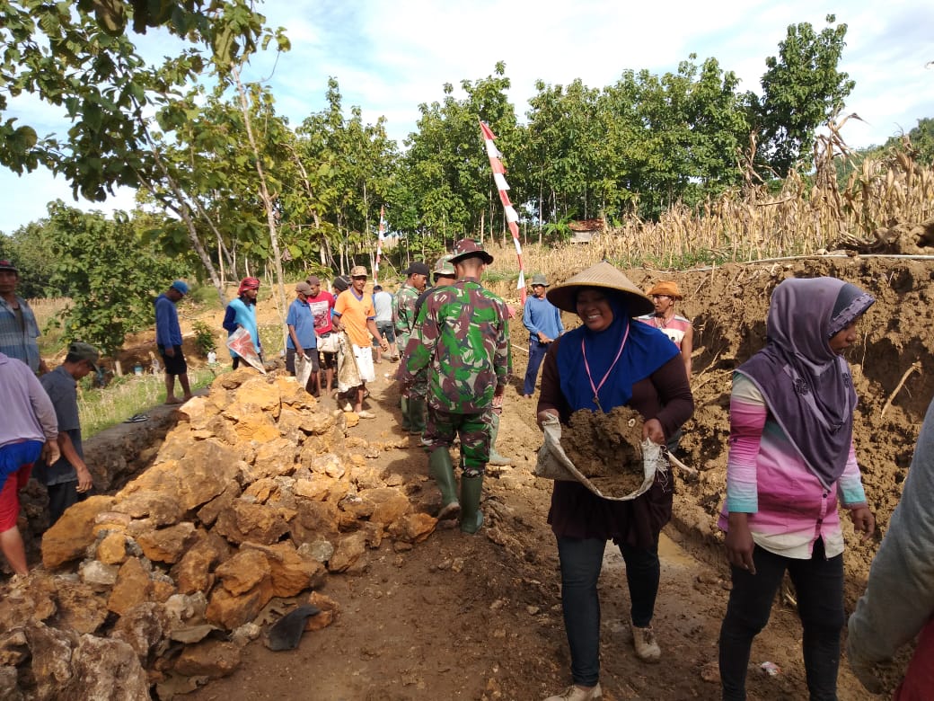 Semangat gotong royong ibu ibu,gantikan sang suami yang kerja merantau