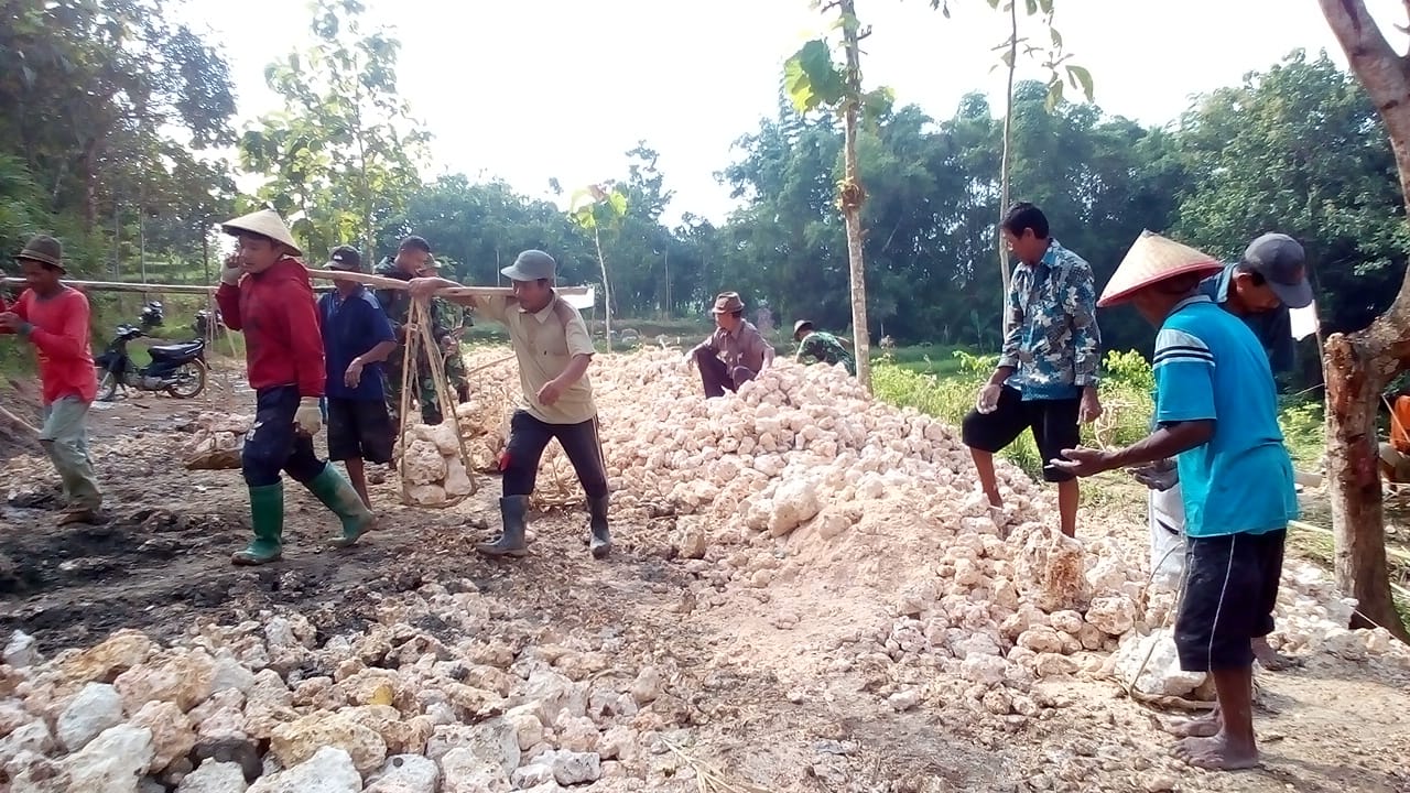 Warga Dan TNI Terus Kebut Pekerjaan Tanpa Kenal Lelah