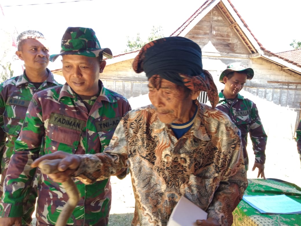 Kakek Sarno Juga Tertarik TMMD Kodim Blora Kakek Sarno Juga Tertarik TMMD Kodim Blora