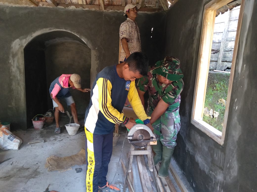 Siswa smk jati kusumo belajar menukang kayu di lokasi TMMD