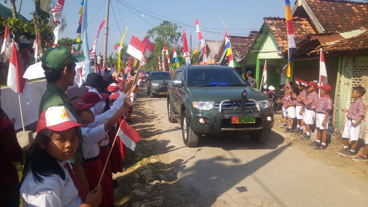 Siswa-Siswi Ikut Menyambut Kedatangan Danrem 073/Makutarama Di Lapangan Upacara Tmmd Di Blora.