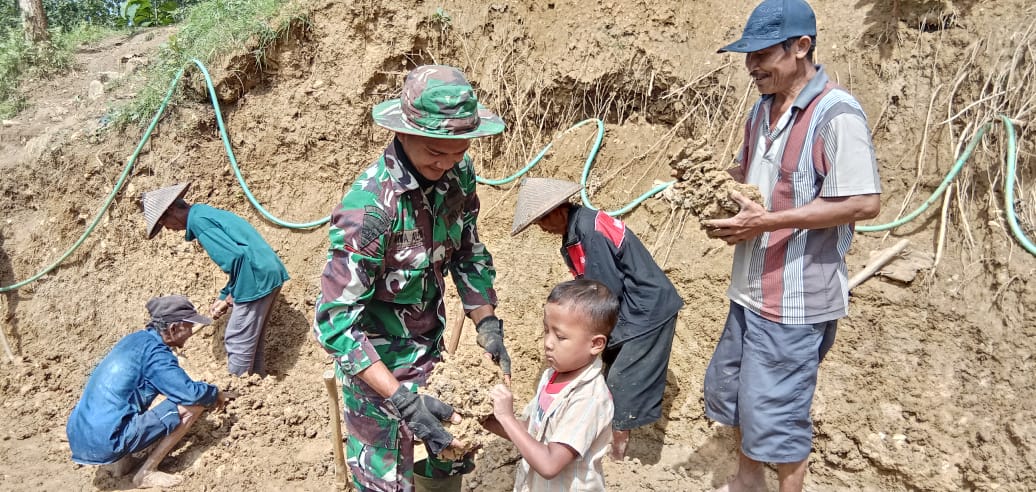 Anak Kecil Pun Tidak Ketinggalan Ikut Ambil Bagian Di Lokasi TMMD Reguler Ke – 104 Anak Kecil Pun Tidak Ketinggalan Ikut Ambil Bagian Di Lokasi TMMD Reguler Ke – 104