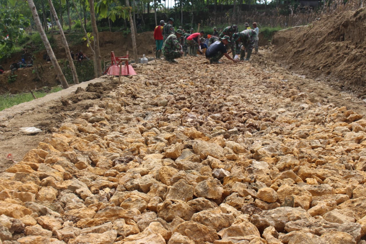 Jalan Tol Makadam Dua Desa Sudah Hampir Rampung Oleh Warga Dan Satgas TMMD