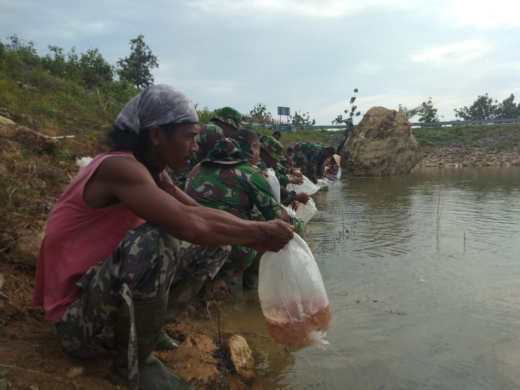 Satgas TMMD tebar 15 ribu ikan nila di embung