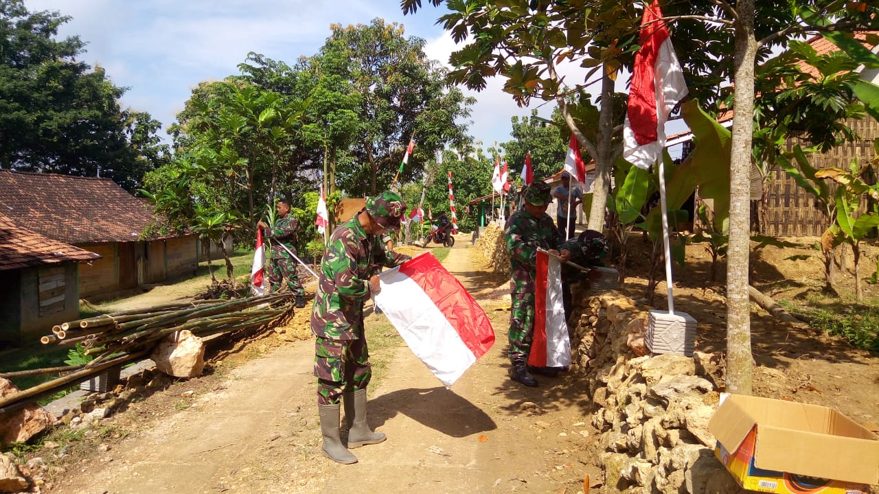 Pemasangan Umbul-Umbul Menjelang Kunjungan Kerja Tim Masev Tmmd Reguler 104 Di Blora