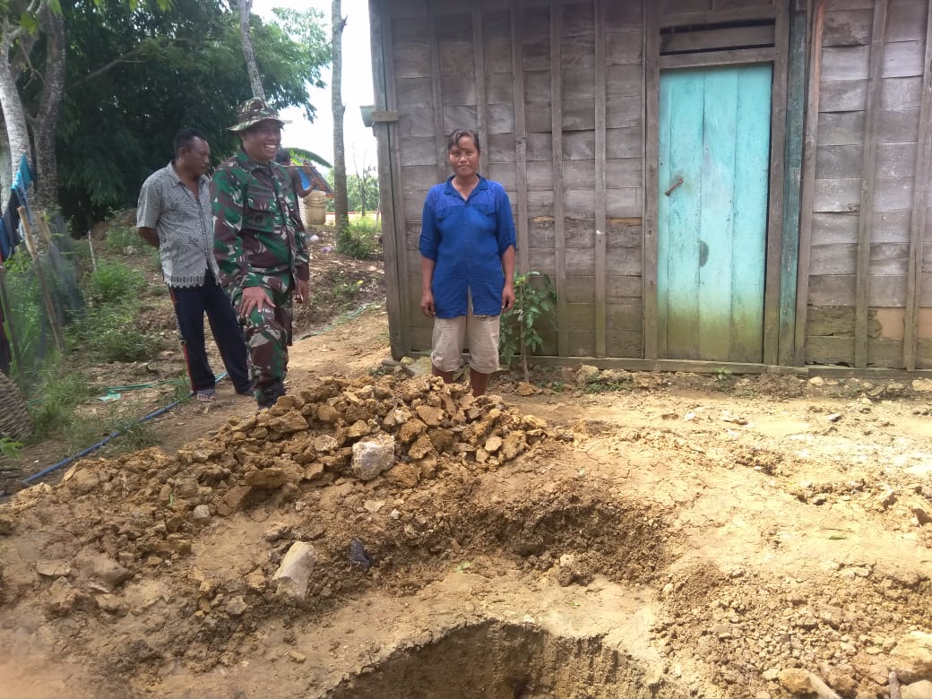 Keterbatasan Ekonomi Kamsinah Dibangunkan Jamban Oleh TNI
