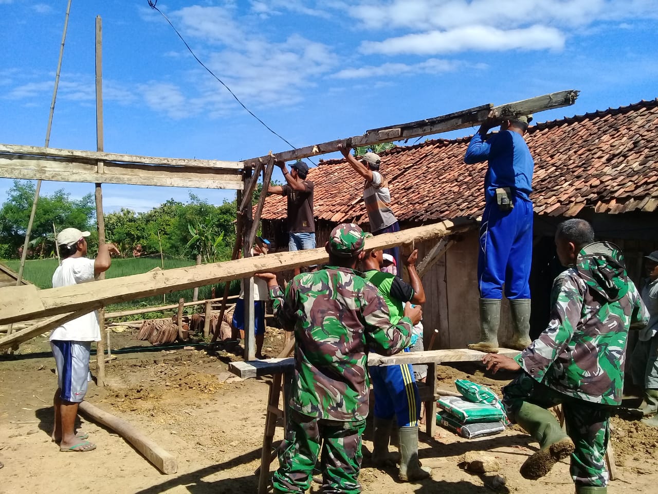 Bersama Masyarakat, TNI Bangun RTLH