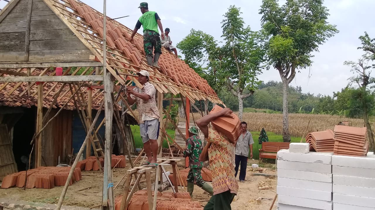 Dua Hari Direhab TNI, Rumah Sutiyono Sudah Tahap Pemasangan Genting