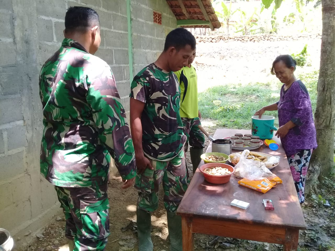 Logistik Tentara dan Warga Ungkapan Simpatik Emak – Emak