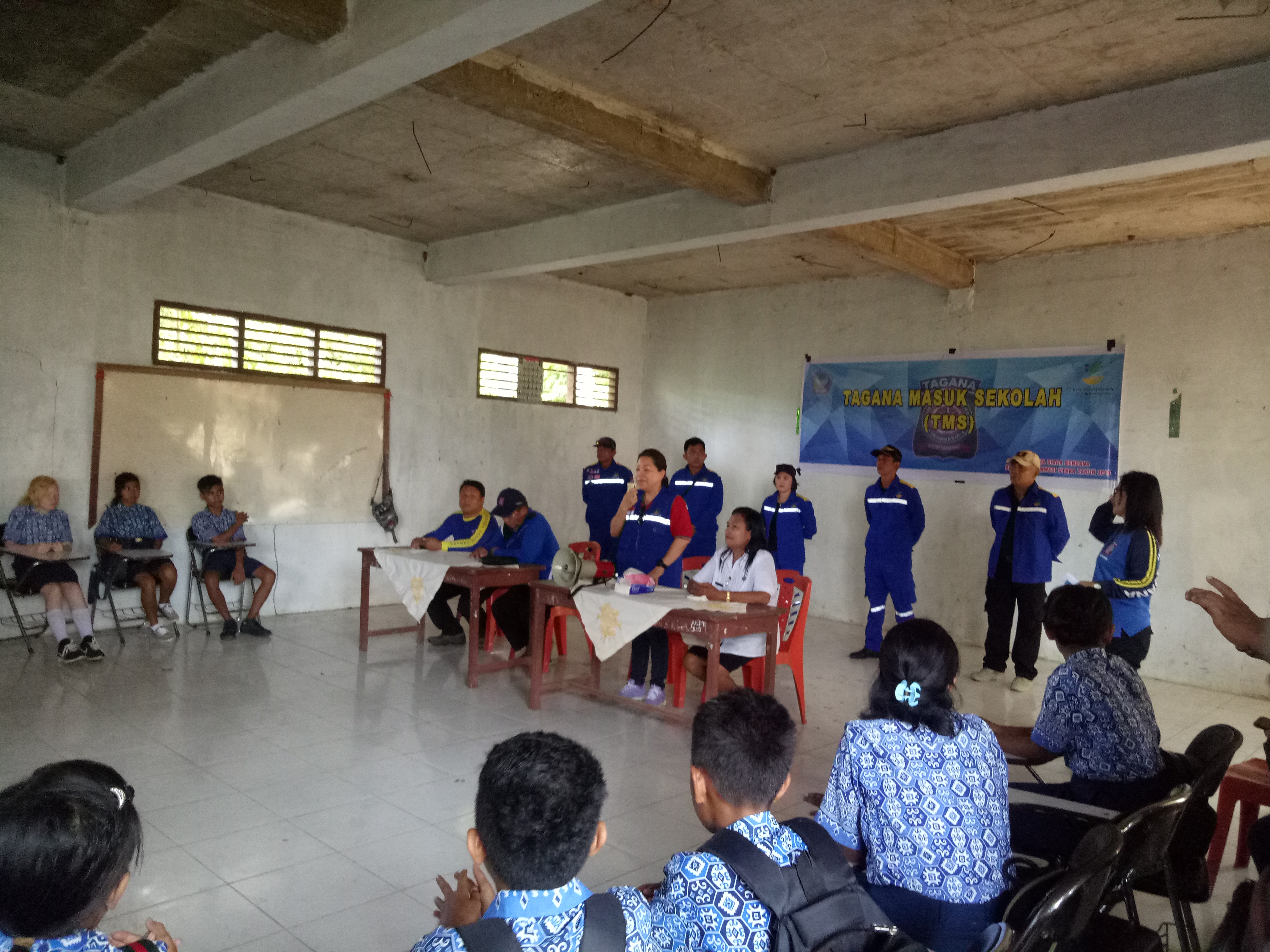 Tamuntuan Buka Kegiatan Bhaksos di Makalehi Dalam Rangka HUT Tagana ke 15