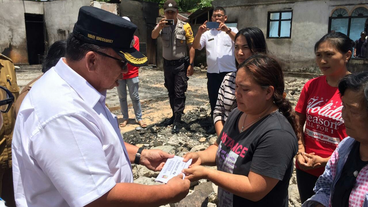 Wabup RD Serahkan Bantuan Korban Kebakaran di Tolok