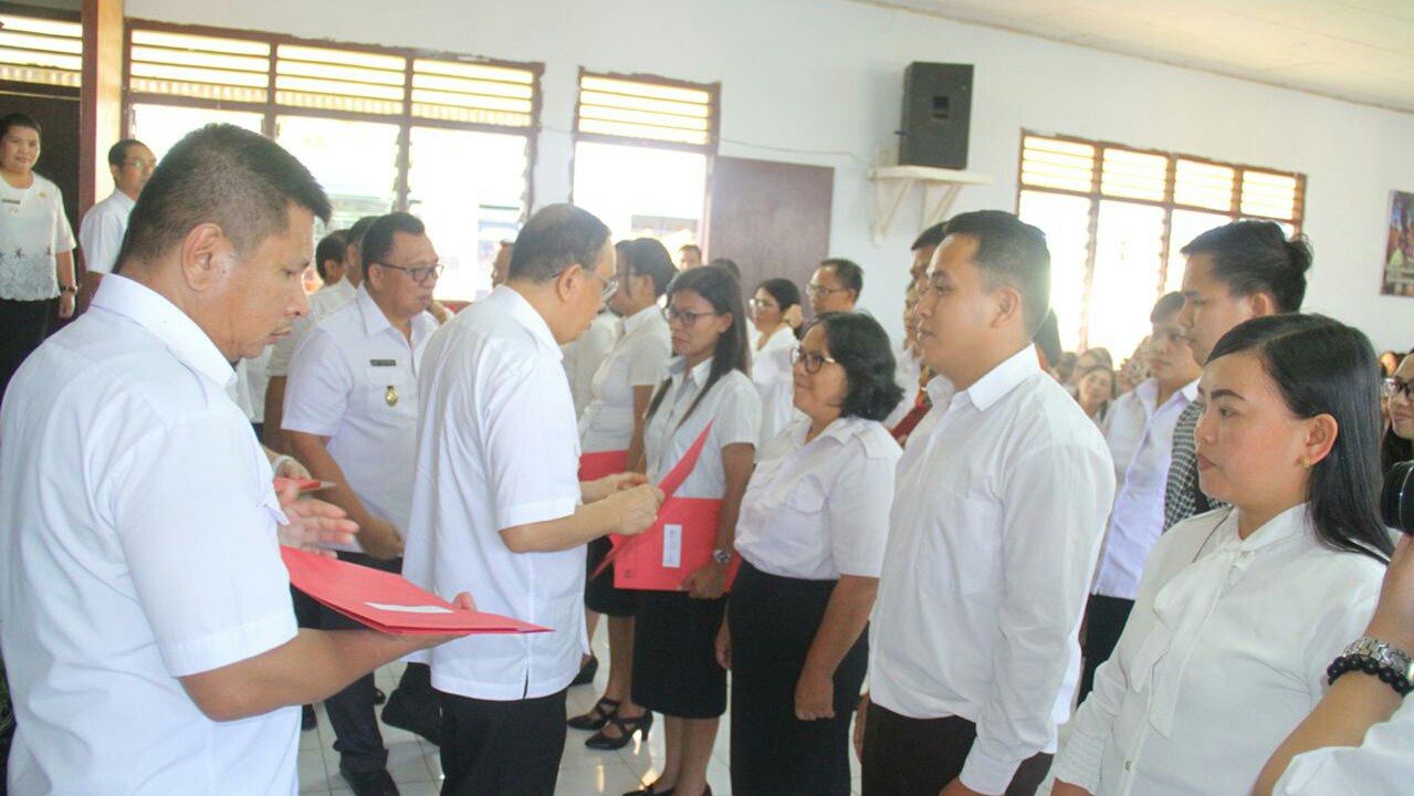 ROR – RD Serahkan SK Bagi 966 Guru TT dan Tenaga Kependidikan Kabupaten Minahasa
