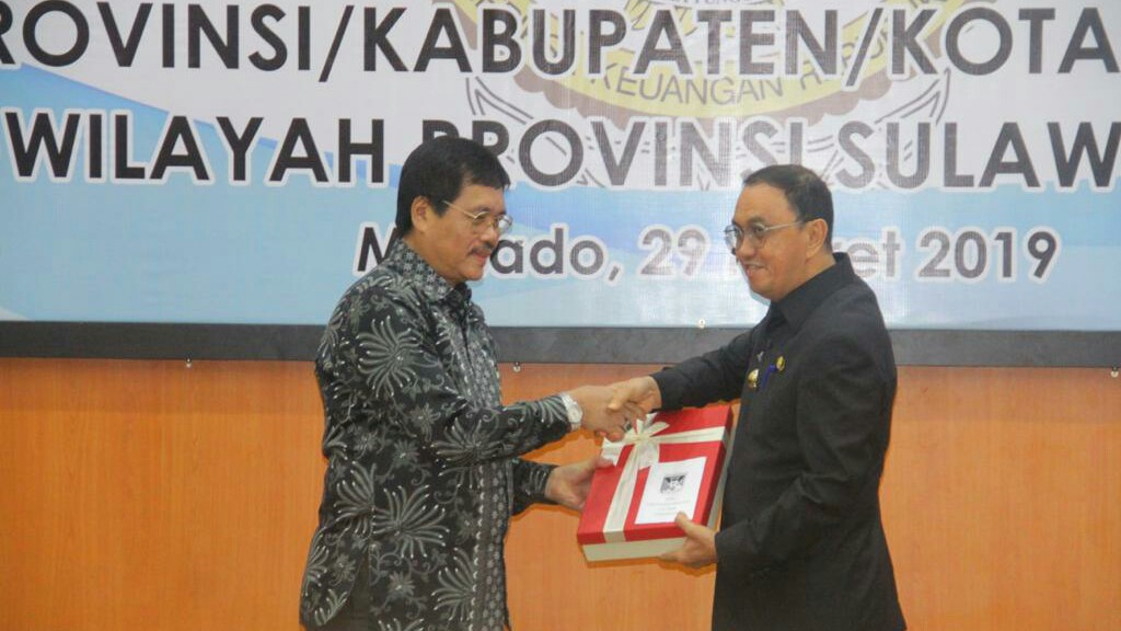 Bupati ROR Menyerahkan Laporan Keuangan kepada BPK Bupati ROR Menyerahkan Laporan Keuangan kepada BPK