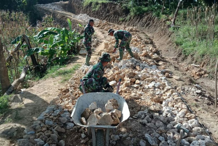 Dikerjani Pak Tentara, Jalan Akan Bisa Dilalui Roda Empat”