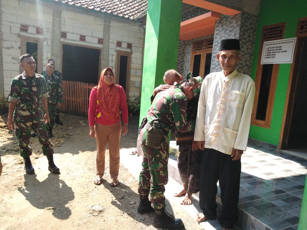 Satgas TMMD Reguler Ke – 104 Berpamitan Dengan Warga Tempat Mereka Tempati Selama Satu Bulan Satgas TMMD Reguler Ke – 104 Berpamitan Dengan Warga Tempat Mereka Tempati Selama Satu Bulan