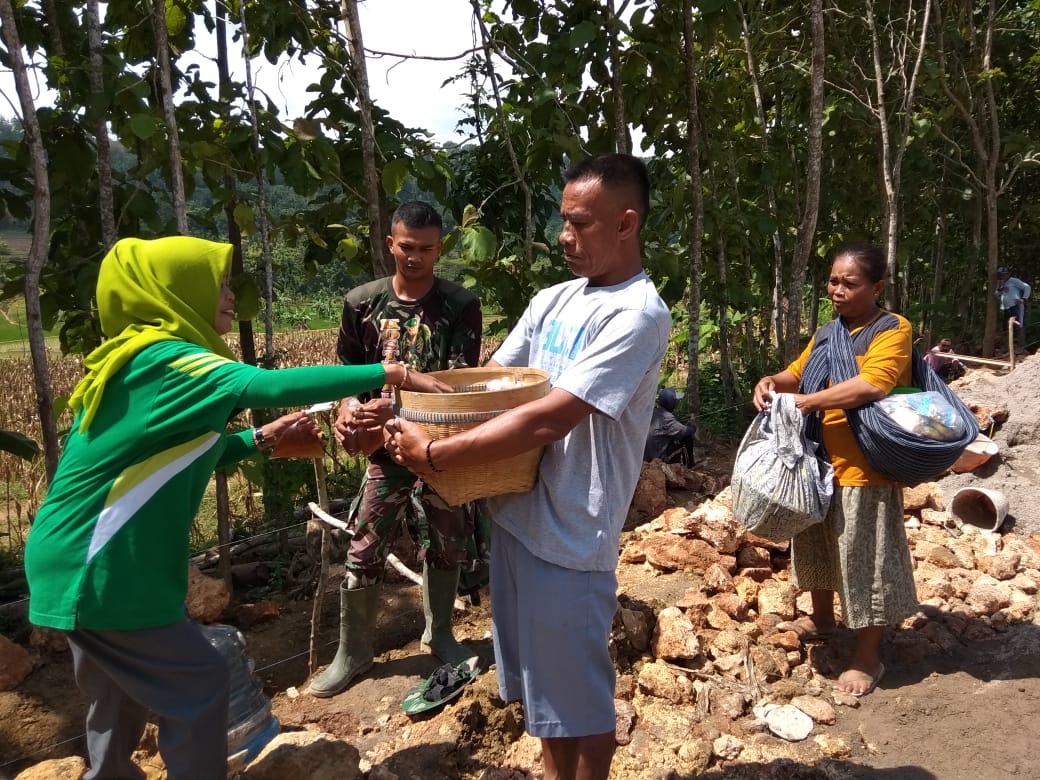 Bu Kades Wanti – Wanti Agar Jaga Kebersihan Makanan Untuk Tentara