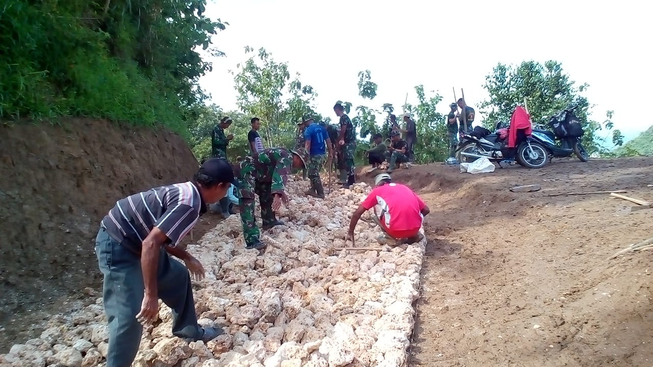 Dipuncak Jurangjero Jalan Dimakadam