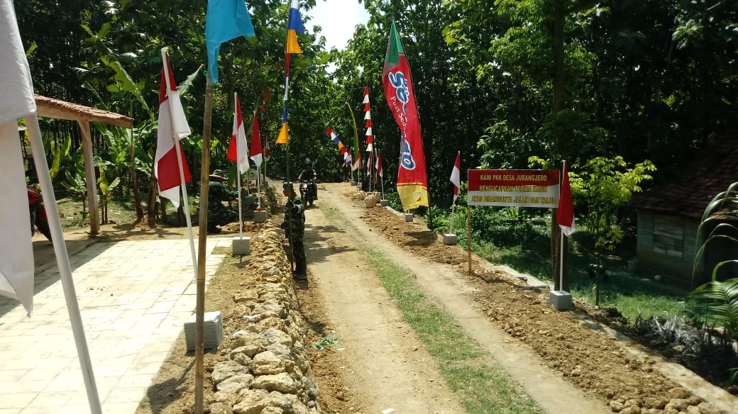 Merah Putih Ramai Berkibar Disepanjang Jalan Desa Jurangjero.