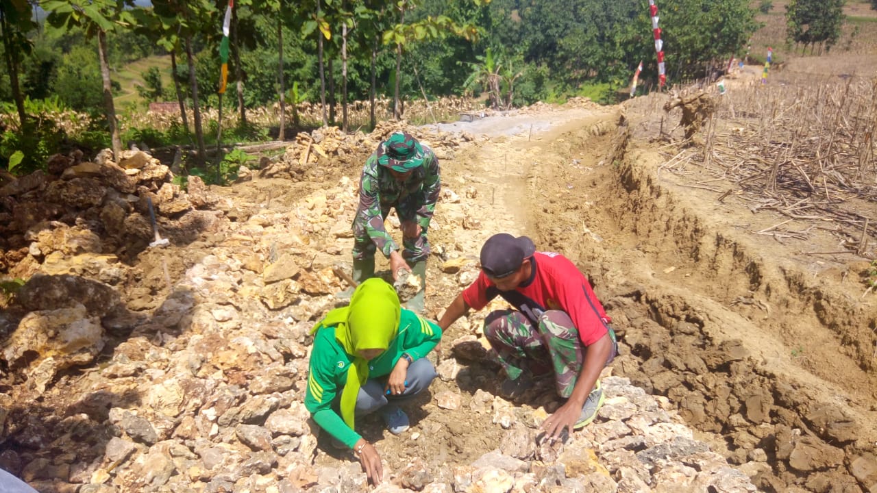 Bu Kades Wanti – Wanti Agar Jaga Kebersihan Makanan Untuk Tentara Bu Kades Wanti – Wanti Agar Jaga Kebersihan Makanan Untuk Tentara