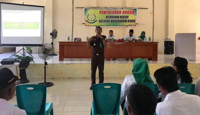 Kastel Kajari Bolmut Roberto Sohilait Ingatkan Sangadi Soal Efesiensi dan Kebocoran Anggaran Desa Dalam penyuluhan Hukum yang Digelar DPMD