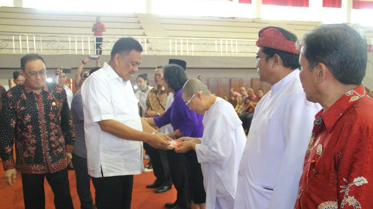 Pemkab Minahasa Serahkan Insentif Bagi Tokoh Agama