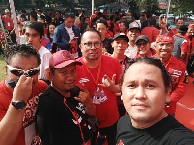Richard Sualang dan pendukungnya (ist)