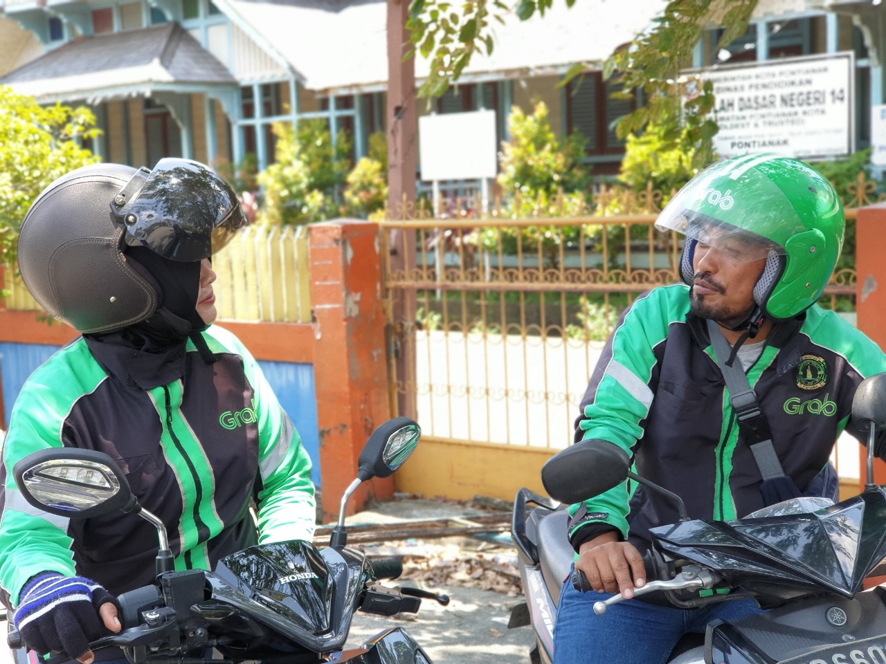 Sepasang Suami Istri Ini Jadi Pengemudi GrabBike Demi Sekolahkan 3 Anak dan Tak Lupa ‘Beramal’