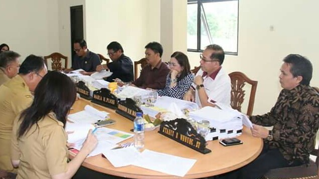 Komisi II Bahas Ranperda LPJ 2018 Komisi II Bahas Ranperda LPJ 2018