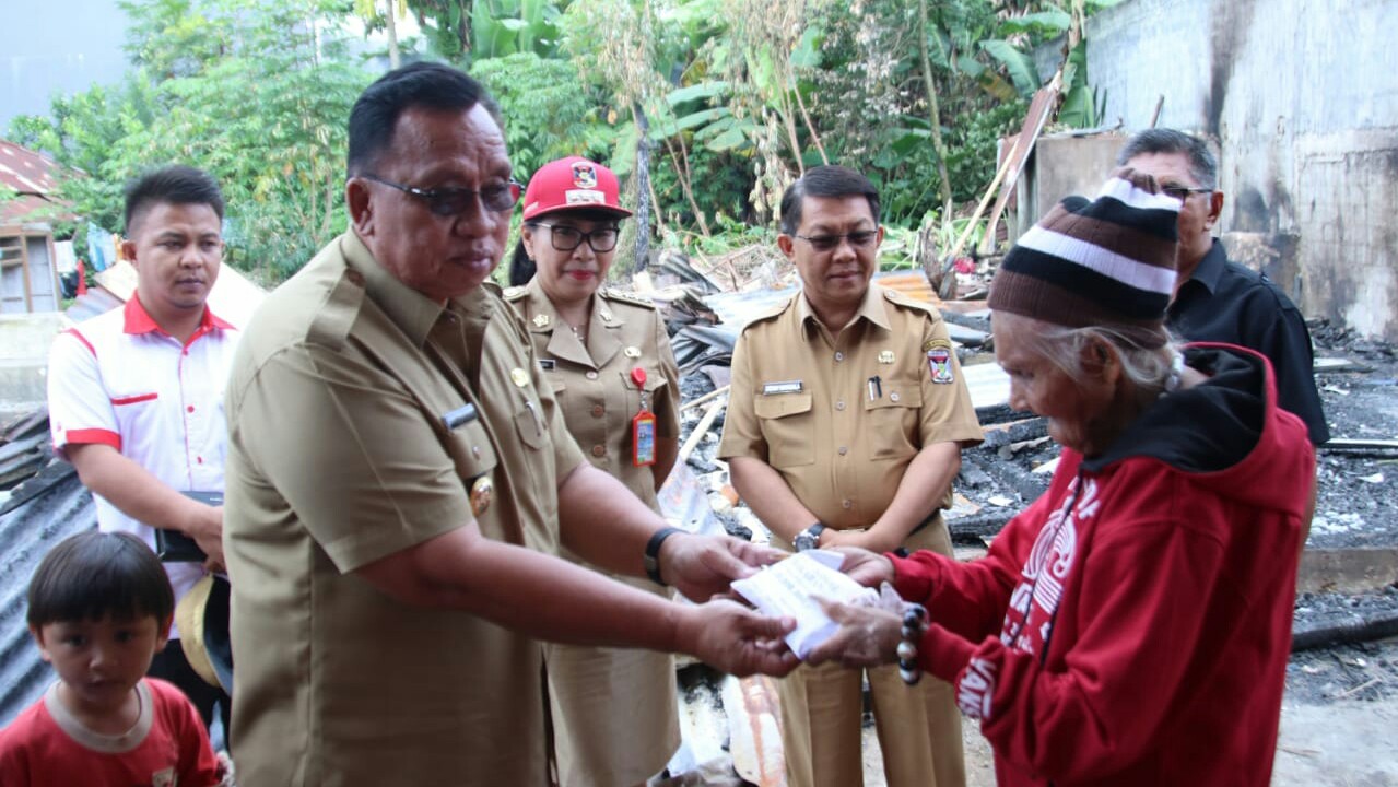 Wabup RD Serahkan Bantuan Korban Kebakaran Langowan