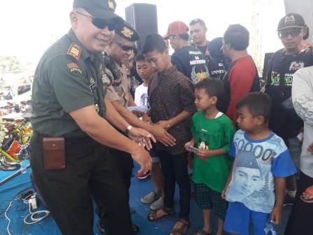 Danramil Juwana. mengapresiasi  kepada  comunity JKR Beri Bantuan ke Anak Yatim Piatu