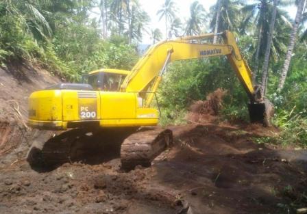 Alat Berat Kerja Ekstra Hubungkan Tiga Kelurahan