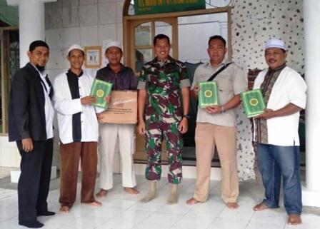 Dansatgas TMMD 105 Letkol Inf Kusnandar Hidayat, S.Sos, Serahkan Bantuan Al’quran