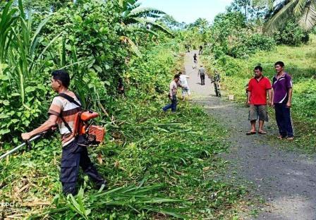 Demi Terciptanya Kebersihan Lingkungan, Satgas Dan Warga Bersihkan Jalan