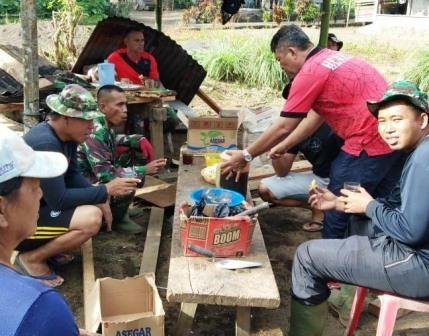 Di Sore Hari, Satgas TMMD Dihidangkan Makanan Ringan Oleh Warga