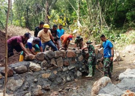 Di TMMD Ke-105 Kodim 1310/Bitung, Kebersamaan TNI Dan Rakyat Tak Terpisahkan Di TMMD Ke-105 Kodim 1310/Bitung, Kebersamaan TNI Dan Rakyat Tak Terpisahkan