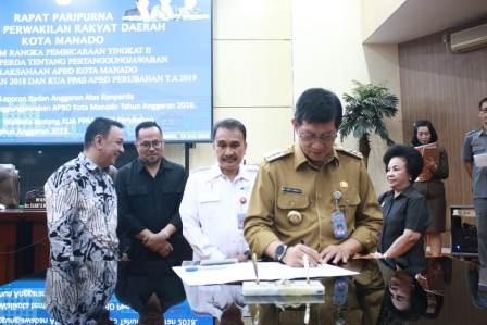 Walikota Hadiri Rapat Paripurna DPRD Kota Manado Walikota Hadiri Rapat Paripurna DPRD Kota Manado