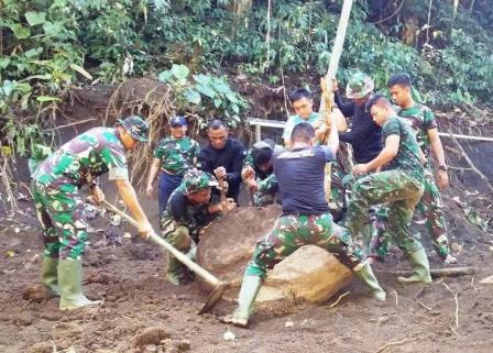 DANSATGAS TMMD 105 BERSAMA ANGGOTA SATGAS PINDAHKAN BATU BESAR