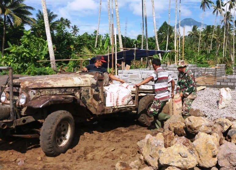 Medan yang Berpasir dan Berlumpur jadi Kendala Saat Mengangkut Material Medan yang Berpasir dan Berlumpur jadi Kendala Saat Mengangkut Material