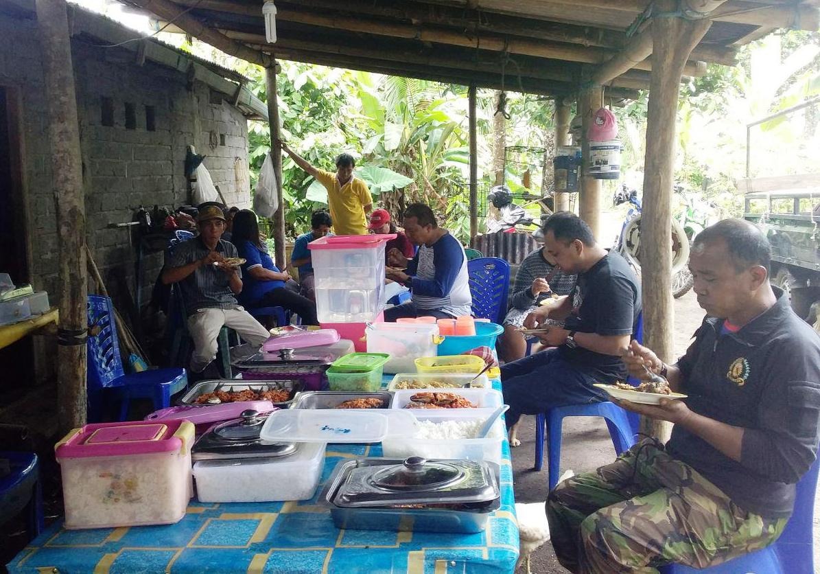 Saat Istirahat Siang, Ini yang Ditunggu SatgasTMMD 105 Saat Istirahat Siang, Ini yang Ditunggu SatgasTMMD 105