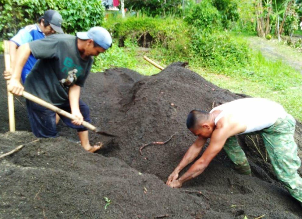 Bergantian, Warga Duasudara Kerja Bakti di Lokasi TMMD