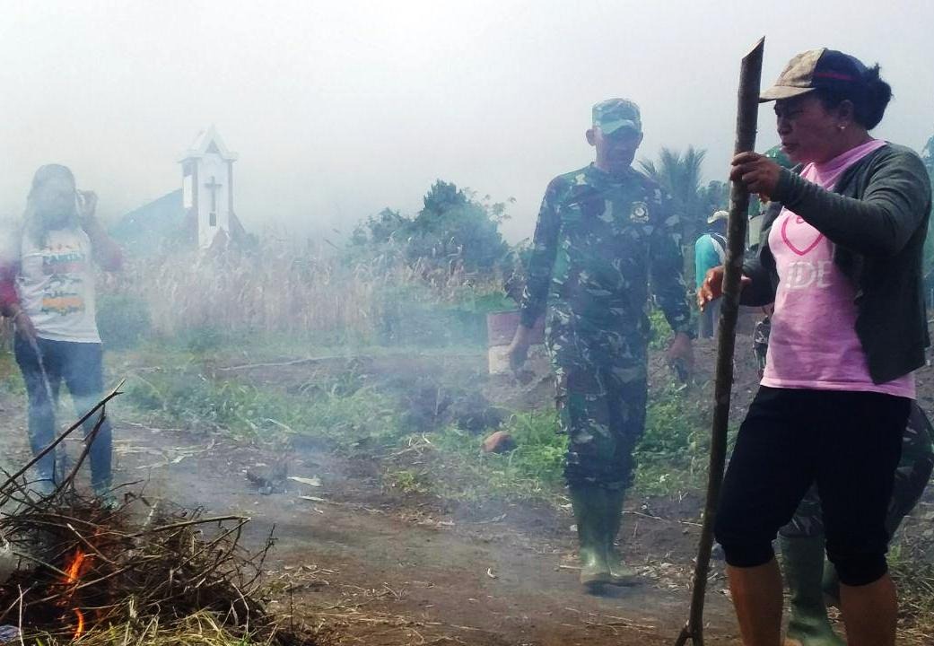 Bersihkan Kampung, Warga Duasudara Sambut Pembukaan TMMD Bersihkan Kampung, Warga Duasudara Sambut Pembukaan TMMD