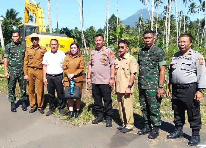 Warga Foto Bersama Prajurit Satgas TMMD Warga Foto Bersama Prajurit Satgas TMMD