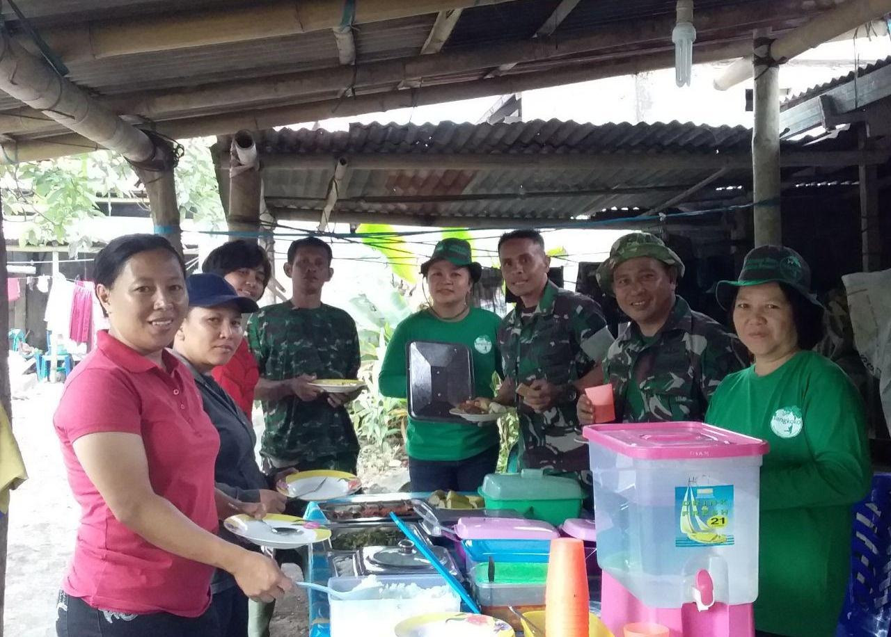 Peran Isteri Lurah Ketika Menyiapkan Makanan untuk Satgas TMMD