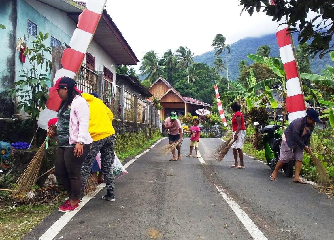 Umbul-umbul Merah Putih Hiasi Sepanjang Jalan Kelurahan Duasudara Umbul-umbul Merah Putih Hiasi Sepanjang Jalan Kelurahan Duasudara